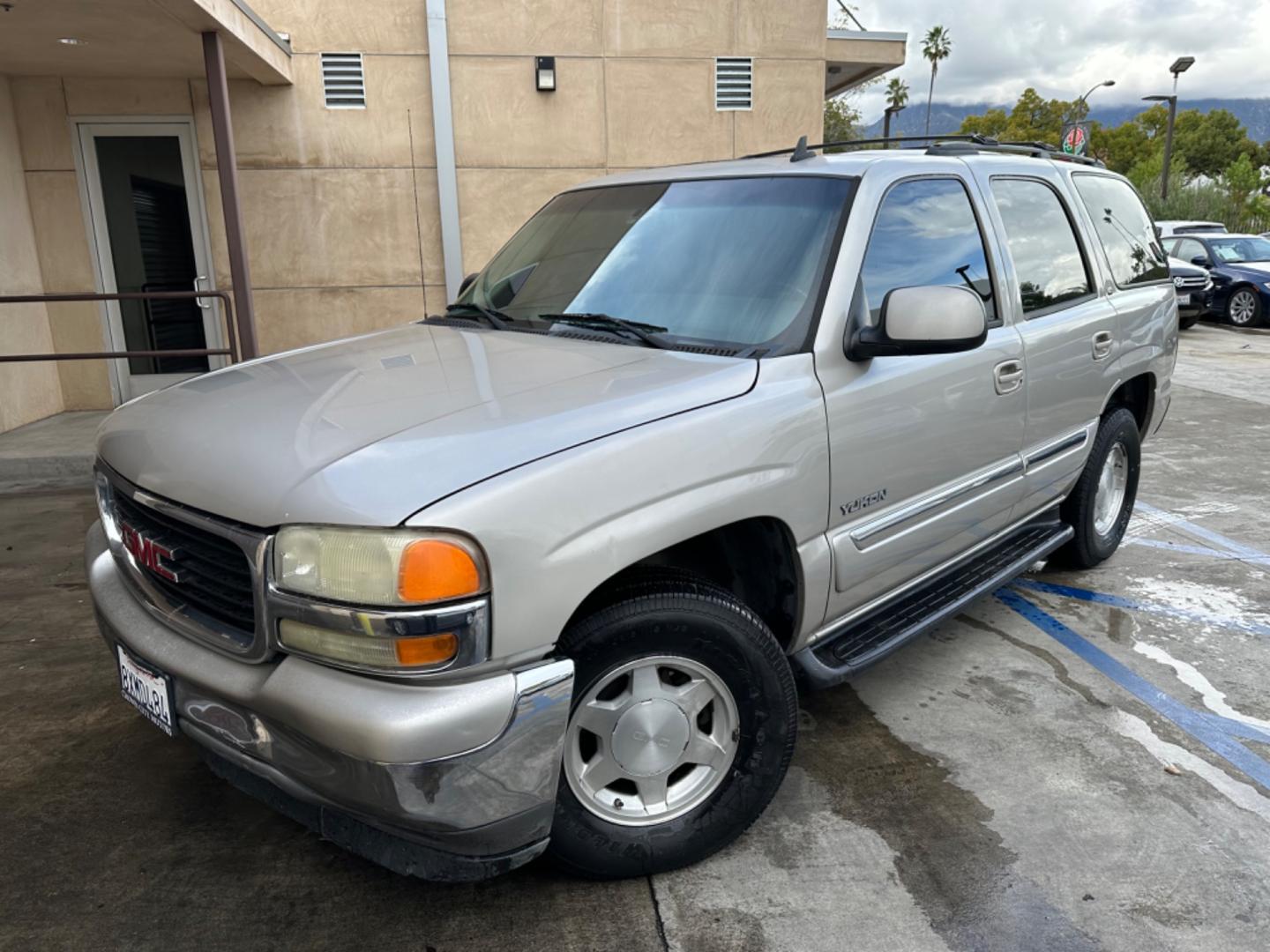 2006 BEIGE /Gray GMC Yukon SL 2WD (1GKEC13T66R) with an 5.3L V8 OHV 16V engine, 4-Speed Automatic Overdrive transmission, located at 30 S. Berkeley Avenue, Pasadena, CA, 91107, (626) 248-7567, 34.145447, -118.109398 - Embrace Power and Comfort: 2006 GMC Yukon with Leather, Moon-Roof, and Third-Row Seating Available in Pasadena, CA Step into the realm of rugged luxury with the 2006 GMC Yukon, now available at our BHPH dealership in Pasadena, CA. This robust SUV, featuring a luxurious leather interior, a moon-ro - Photo#0